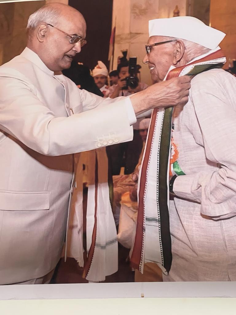 Shri Ram Nath Kovind - president of india felicitating rameshwar choudhary